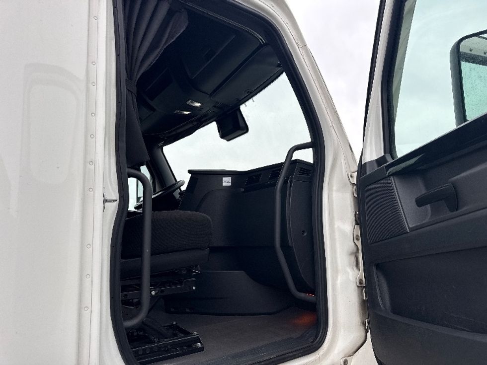 Sleeper Tractor-Heavy Duty Tractors-Freightliner-2023-T12664ST-East Chicago-IN-669,837\n\t\tmiles-$ 54,250 - Image 13