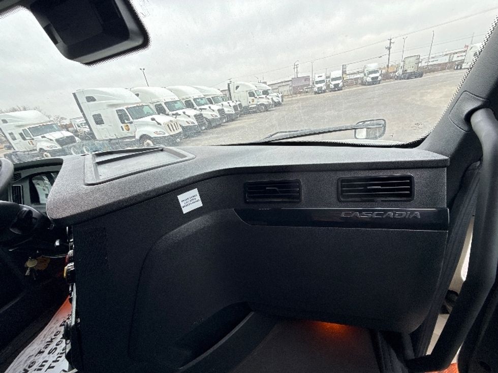 Sleeper Tractor-Heavy Duty Tractors-Freightliner-2023-T12664ST-East Chicago-IN-669,837\n\t\tmiles-$ 54,250 - Image 14