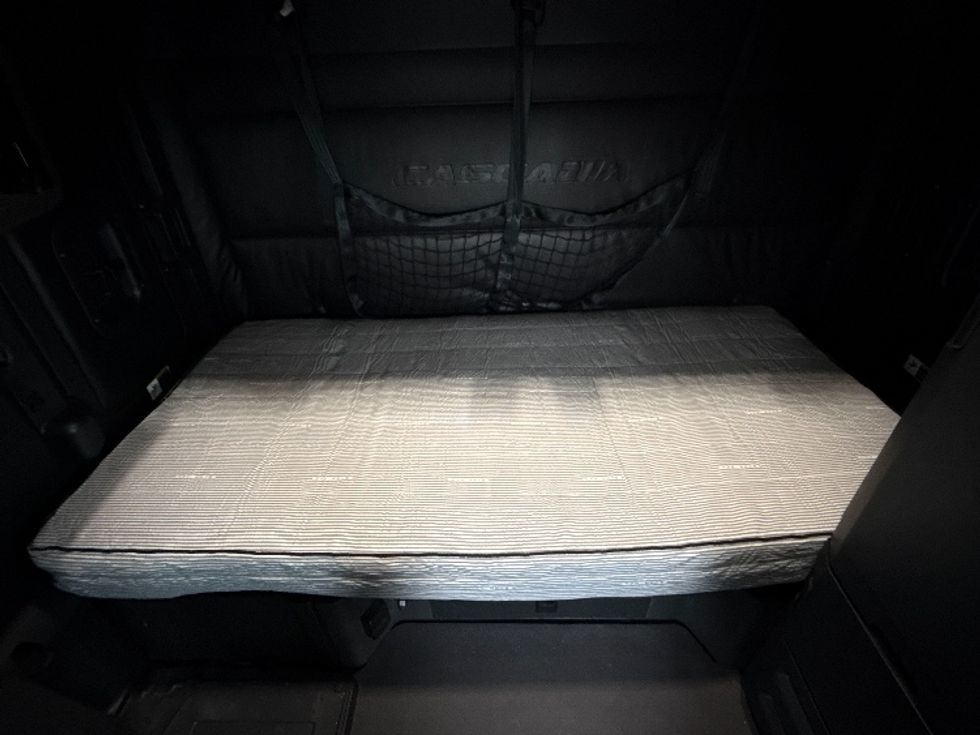 Sleeper Tractor-Heavy Duty Tractors-Freightliner-2023-T12664ST-East Chicago-IN-669,837\n\t\tmiles-$ 54,250 - Image 16