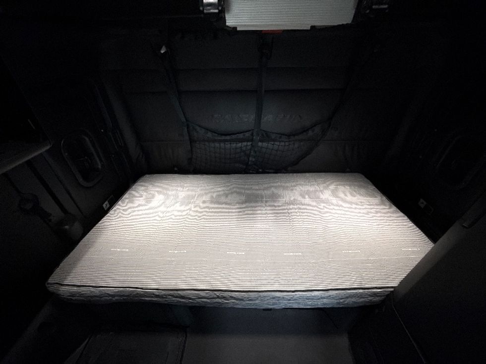 Sleeper Tractor-Heavy Duty Tractors-Freightliner-2023-T12664ST-East Chicago-IN-669,837\n\t\tmiles-$ 54,250 - Image 17