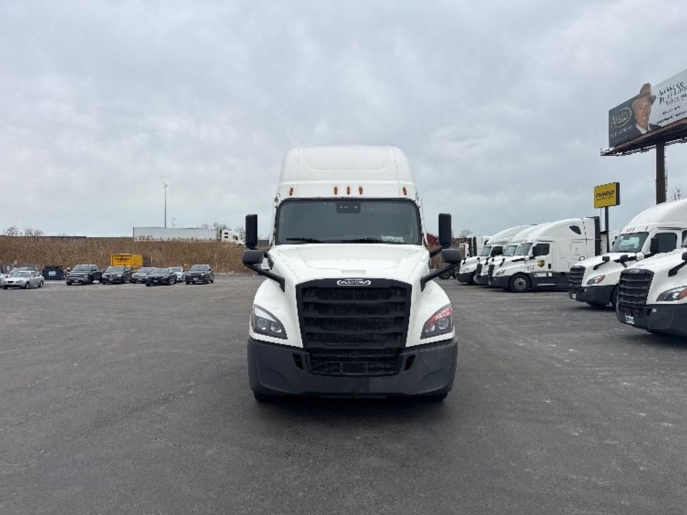 Sleeper Tractor-Heavy Duty Tractors-Freightliner-2023-T12664ST-East Chicago-IN-669,837\n\t\tmiles-$ 54,250 - Image 2