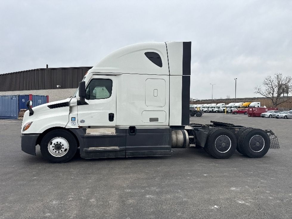 Sleeper Tractor-Heavy Duty Tractors-Freightliner-2023-T12664ST-East Chicago-IN-669,837\n\t\tmiles-$ 54,250 - Image 4