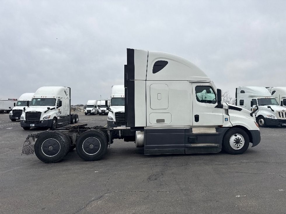 Sleeper Tractor-Heavy Duty Tractors-Freightliner-2023-T12664ST-East Chicago-IN-669,837\n\t\tmiles-$ 54,250 - Image 8