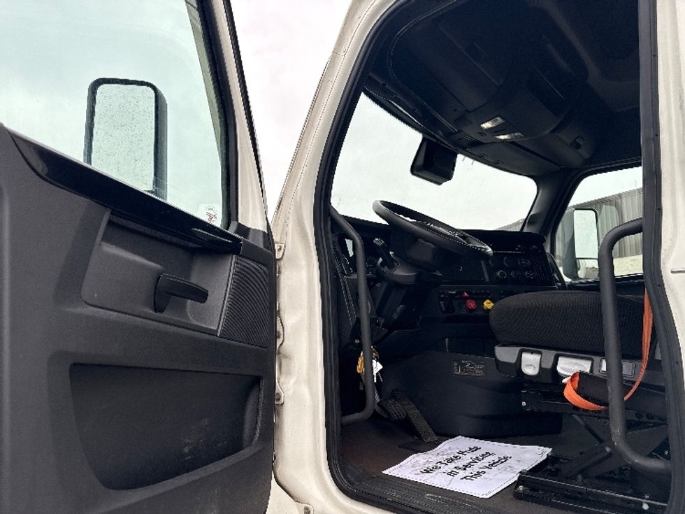 Sleeper Tractor-Heavy Duty Tractors-Freightliner-2023-T12664ST-East Chicago-IN-669,837\n\t\tmiles-$ 54,250 - Image 9