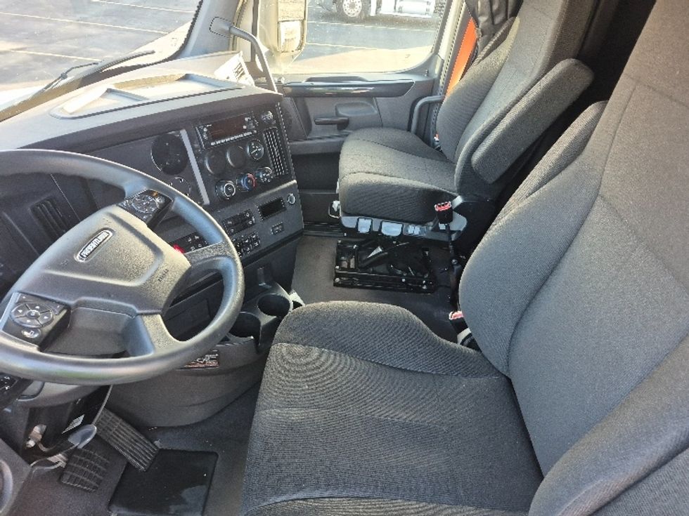 Sleeper Tractor-Heavy Duty Tractors-Freightliner-2023-T12664ST-East Chicago-IN-681,741\n\t\tmiles-$ 50,250 - Image 10