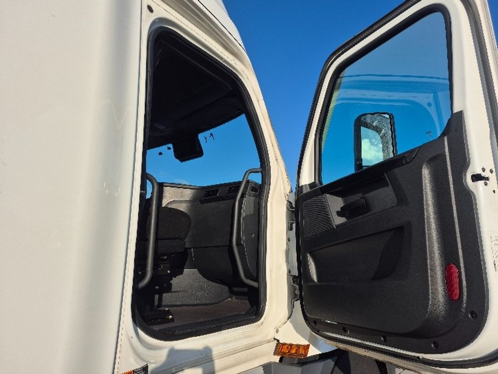 Sleeper Tractor-Heavy Duty Tractors-Freightliner-2023-T12664ST-East Chicago-IN-681,741\n\t\tmiles-$ 50,250 - Image 13