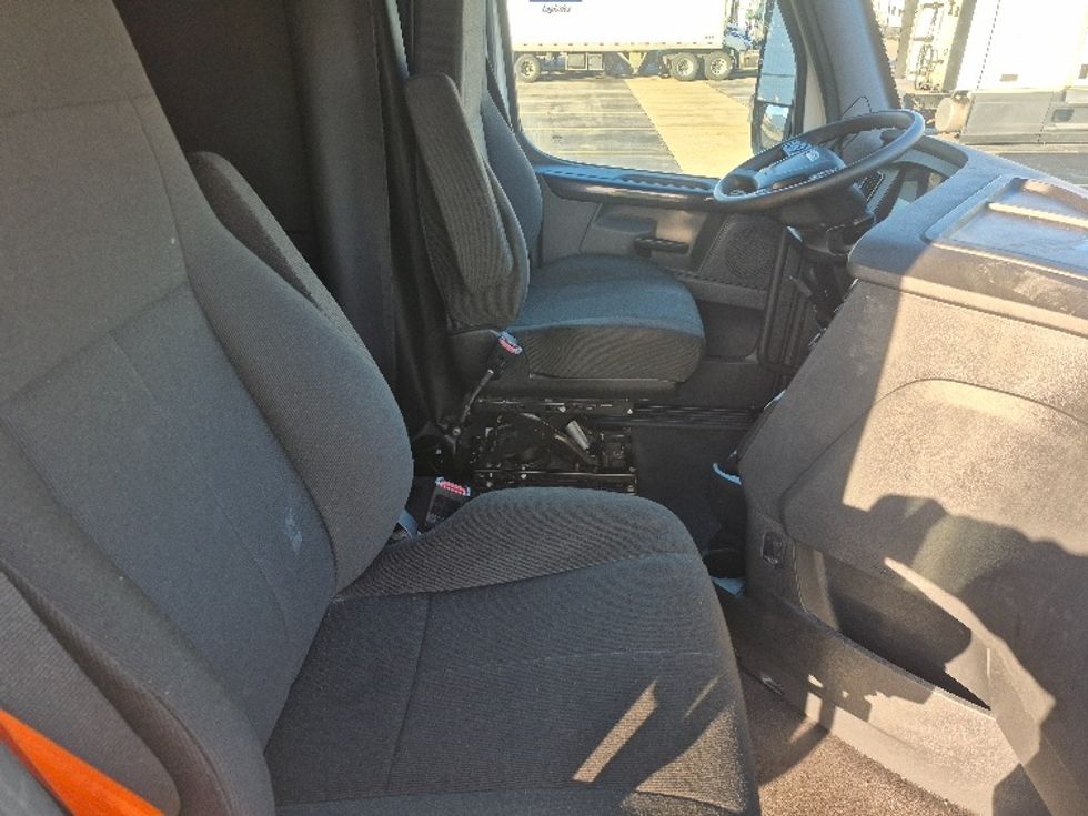 Sleeper Tractor-Heavy Duty Tractors-Freightliner-2023-T12664ST-East Chicago-IN-681,741\n\t\tmiles-$ 50,250 - Image 15