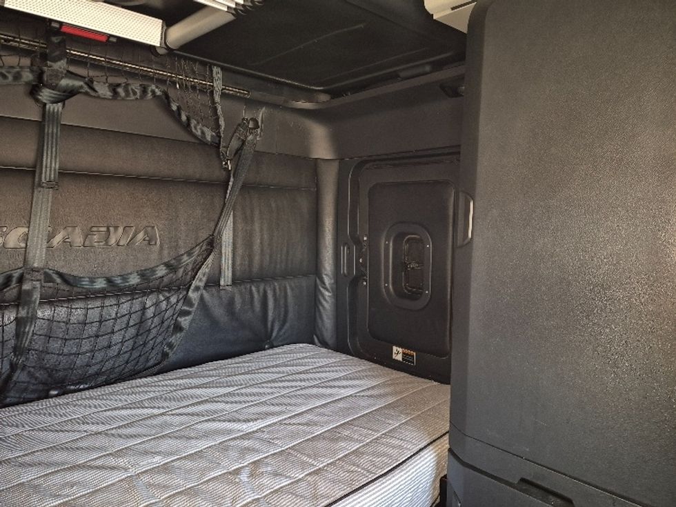 Sleeper Tractor-Heavy Duty Tractors-Freightliner-2023-T12664ST-East Chicago-IN-681,741\n\t\tmiles-$ 50,250 - Image 17