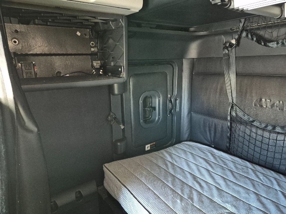 Sleeper Tractor-Heavy Duty Tractors-Freightliner-2023-T12664ST-East Chicago-IN-681,741\n\t\tmiles-$ 50,250 - Image 18