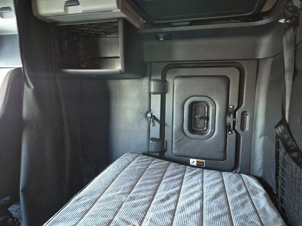 Sleeper Tractor-Heavy Duty Tractors-Freightliner-2023-T12664ST-East Chicago-IN-681,741\n\t\tmiles-$ 50,250 - Image 19
