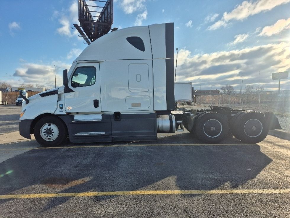 Sleeper Tractor-Heavy Duty Tractors-Freightliner-2023-T12664ST-East Chicago-IN-681,741\n\t\tmiles-$ 50,250 - Image 4