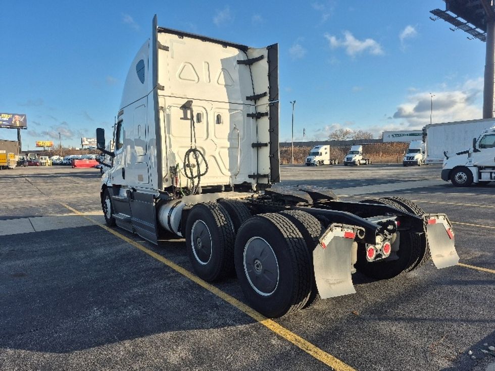 Sleeper Tractor-Heavy Duty Tractors-Freightliner-2023-T12664ST-East Chicago-IN-681,741\n\t\tmiles-$ 50,250 - Image 5