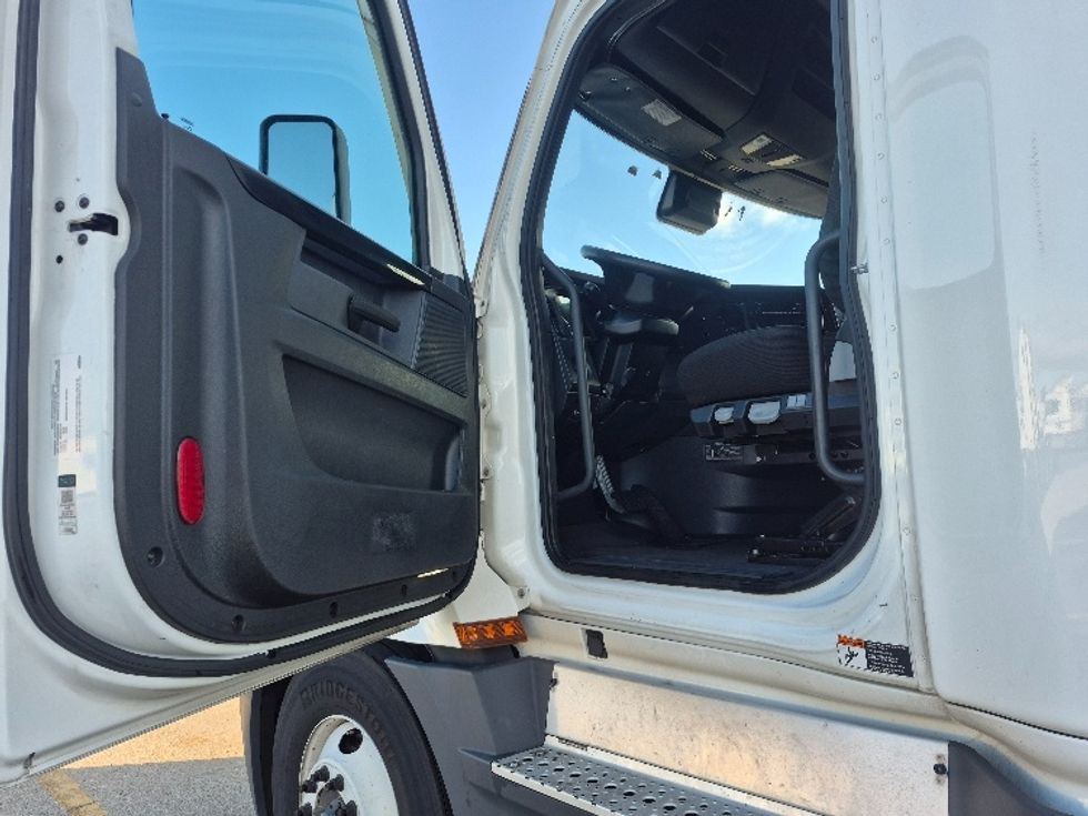 Sleeper Tractor-Heavy Duty Tractors-Freightliner-2023-T12664ST-East Chicago-IN-681,741\n\t\tmiles-$ 50,250 - Image 9