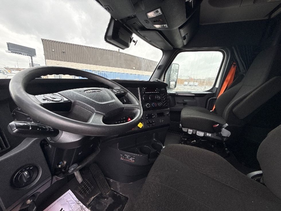 Sleeper Tractor-Heavy Duty Tractors-Freightliner-2023-T12664ST-East Chicago-IN-690,335\n\t\tmiles-$ 52,500 - Image 10