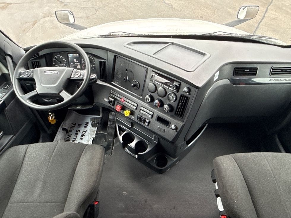 Sleeper Tractor-Heavy Duty Tractors-Freightliner-2023-T12664ST-East Chicago-IN-690,335\n\t\tmiles-$ 52,500 - Image 12