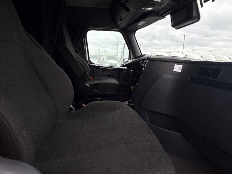 Sleeper Tractor-Heavy Duty Tractors-Freightliner-2023-T12664ST-East Chicago-IN-690,335\n\t\tmiles-$ 52,500 - Image 15