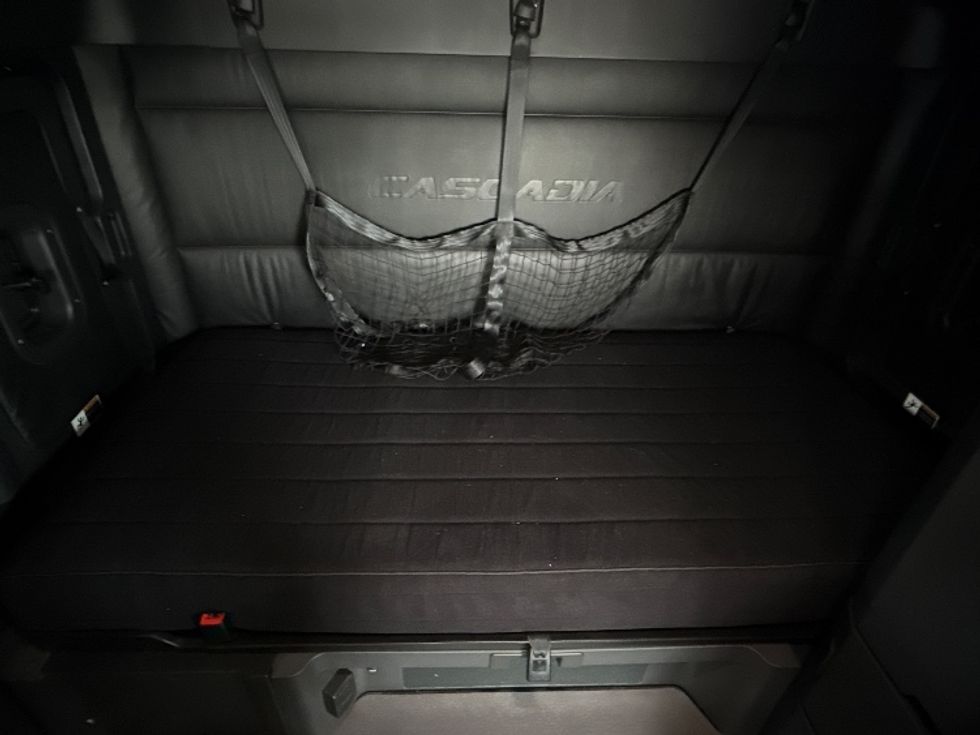 Sleeper Tractor-Heavy Duty Tractors-Freightliner-2023-T12664ST-East Chicago-IN-690,335\n\t\tmiles-$ 52,500 - Image 17