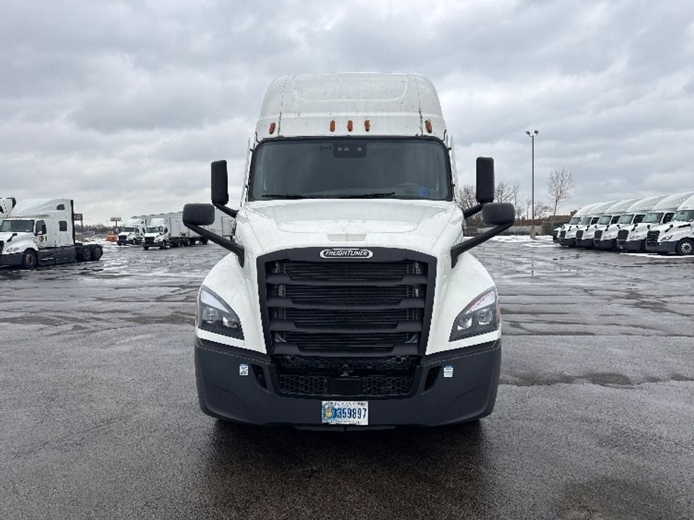 Sleeper Tractor-Heavy Duty Tractors-Freightliner-2023-T12664ST-East Chicago-IN-690,335\n\t\tmiles-$ 52,500 - Image 2