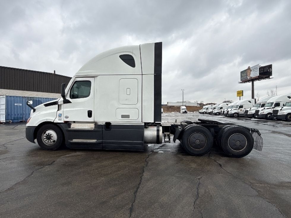 Sleeper Tractor-Heavy Duty Tractors-Freightliner-2023-T12664ST-East Chicago-IN-690,335\n\t\tmiles-$ 52,500 - Image 4