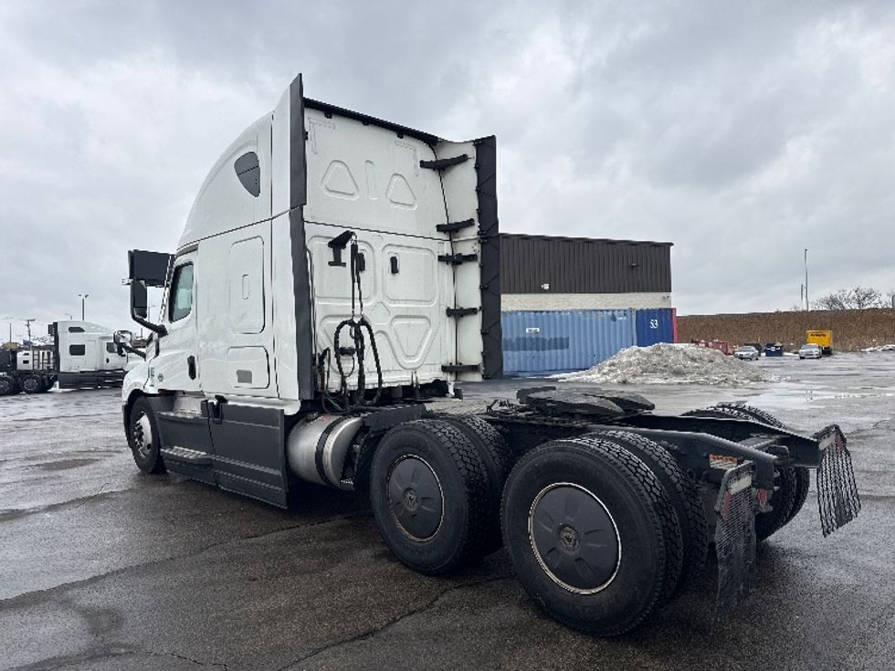 Sleeper Tractor-Heavy Duty Tractors-Freightliner-2023-T12664ST-East Chicago-IN-690,335\n\t\tmiles-$ 52,500 - Image 5