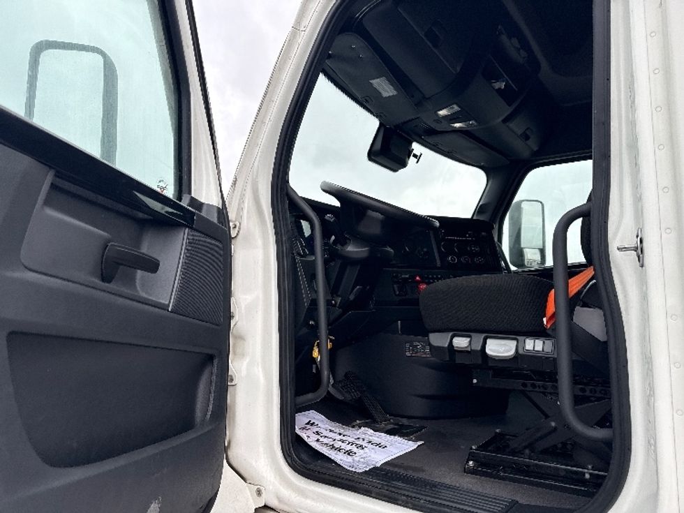 Sleeper Tractor-Heavy Duty Tractors-Freightliner-2023-T12664ST-East Chicago-IN-690,335\n\t\tmiles-$ 52,500 - Image 9