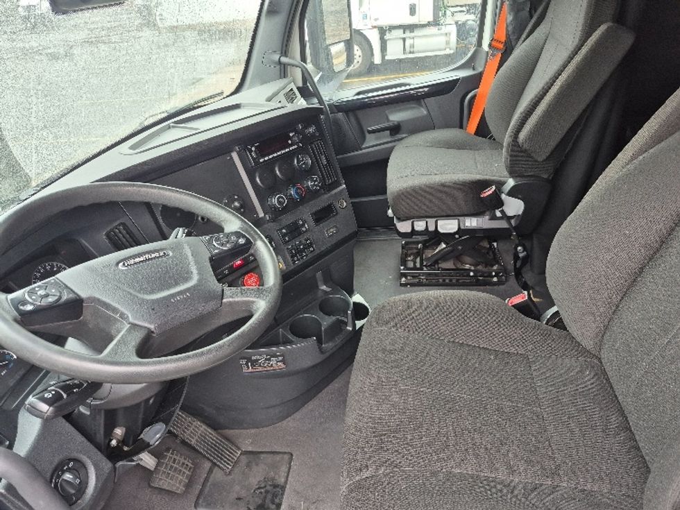 Sleeper Tractor-Heavy Duty Tractors-Freightliner-2023-T12664ST-East Chicago-IN-732,937\n\t\tmiles-$ 48,500 - Image 10