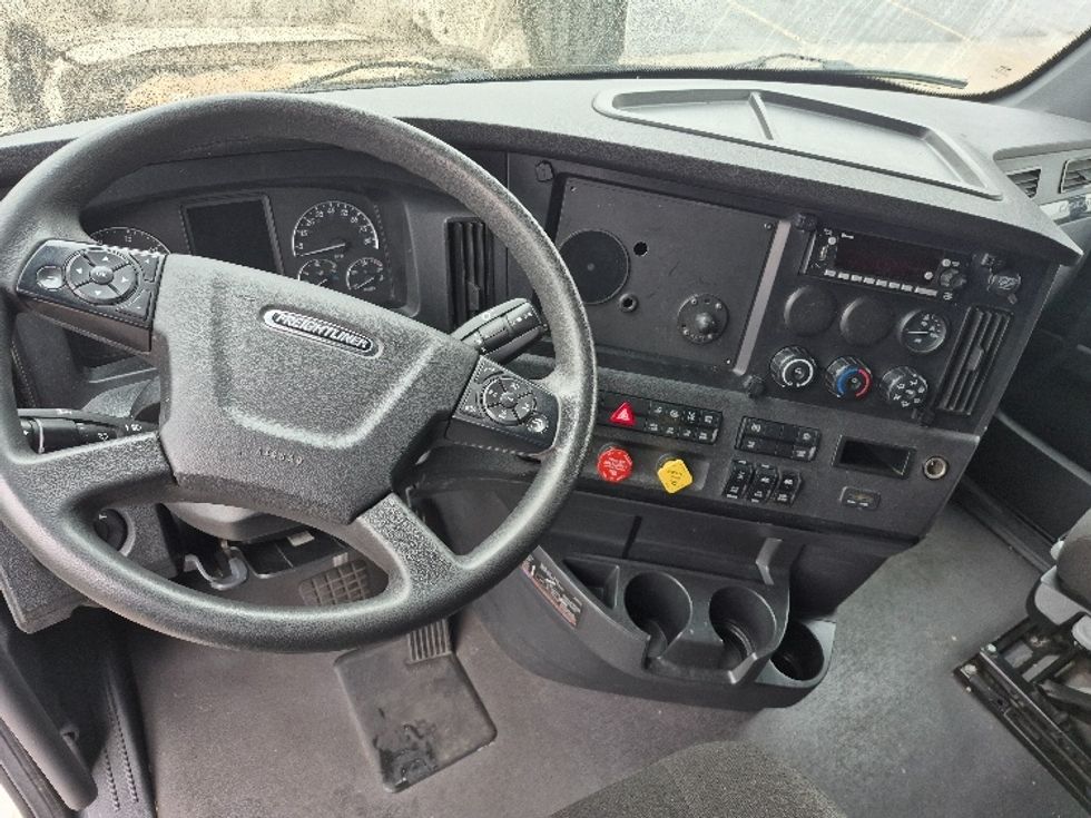 Sleeper Tractor-Heavy Duty Tractors-Freightliner-2023-T12664ST-East Chicago-IN-732,937\n\t\tmiles-$ 48,500 - Image 11