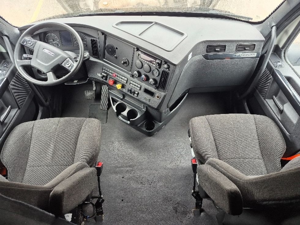 Sleeper Tractor-Heavy Duty Tractors-Freightliner-2023-T12664ST-East Chicago-IN-732,937\n\t\tmiles-$ 48,500 - Image 12