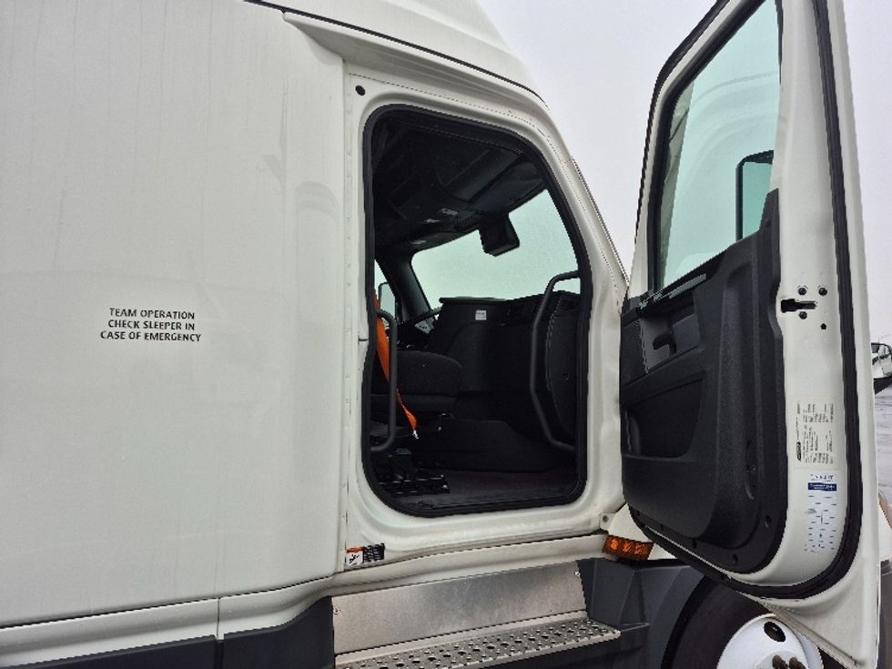 Sleeper Tractor-Heavy Duty Tractors-Freightliner-2023-T12664ST-East Chicago-IN-732,937\n\t\tmiles-$ 48,500 - Image 13