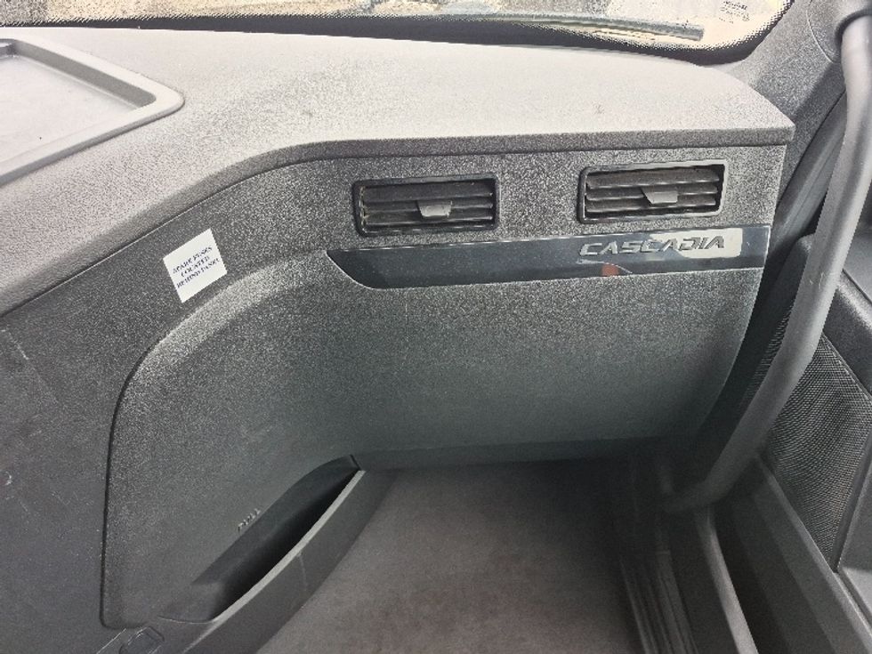 Sleeper Tractor-Heavy Duty Tractors-Freightliner-2023-T12664ST-East Chicago-IN-732,937\n\t\tmiles-$ 48,500 - Image 14