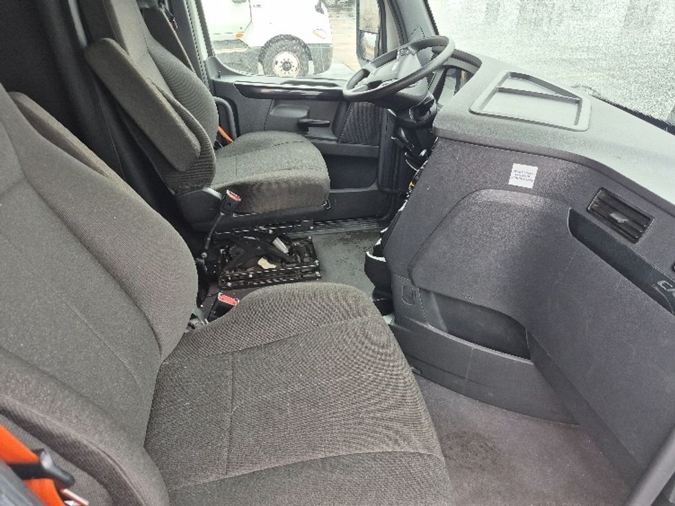 Sleeper Tractor-Heavy Duty Tractors-Freightliner-2023-T12664ST-East Chicago-IN-732,937\n\t\tmiles-$ 48,500 - Image 15