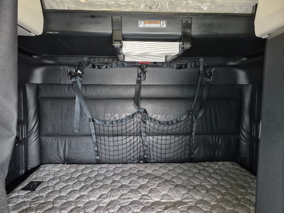 Sleeper Tractor-Heavy Duty Tractors-Freightliner-2023-T12664ST-East Chicago-IN-732,937\n\t\tmiles-$ 48,500 - Image 16