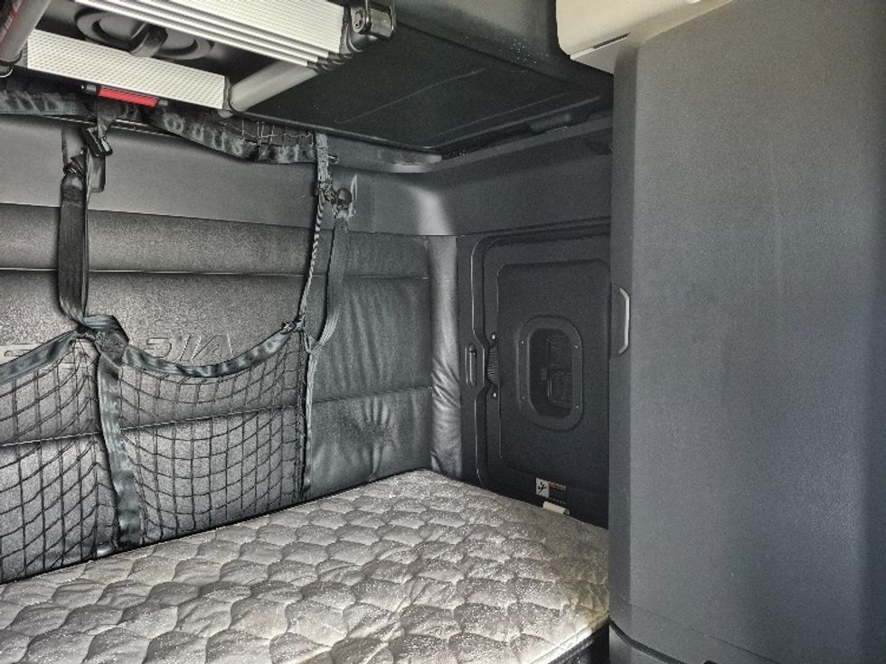 Sleeper Tractor-Heavy Duty Tractors-Freightliner-2023-T12664ST-East Chicago-IN-732,937\n\t\tmiles-$ 48,500 - Image 17