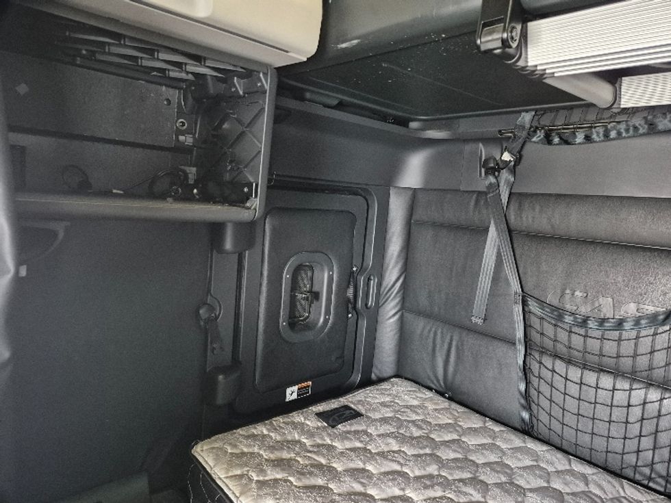 Sleeper Tractor-Heavy Duty Tractors-Freightliner-2023-T12664ST-East Chicago-IN-732,937\n\t\tmiles-$ 48,500 - Image 18