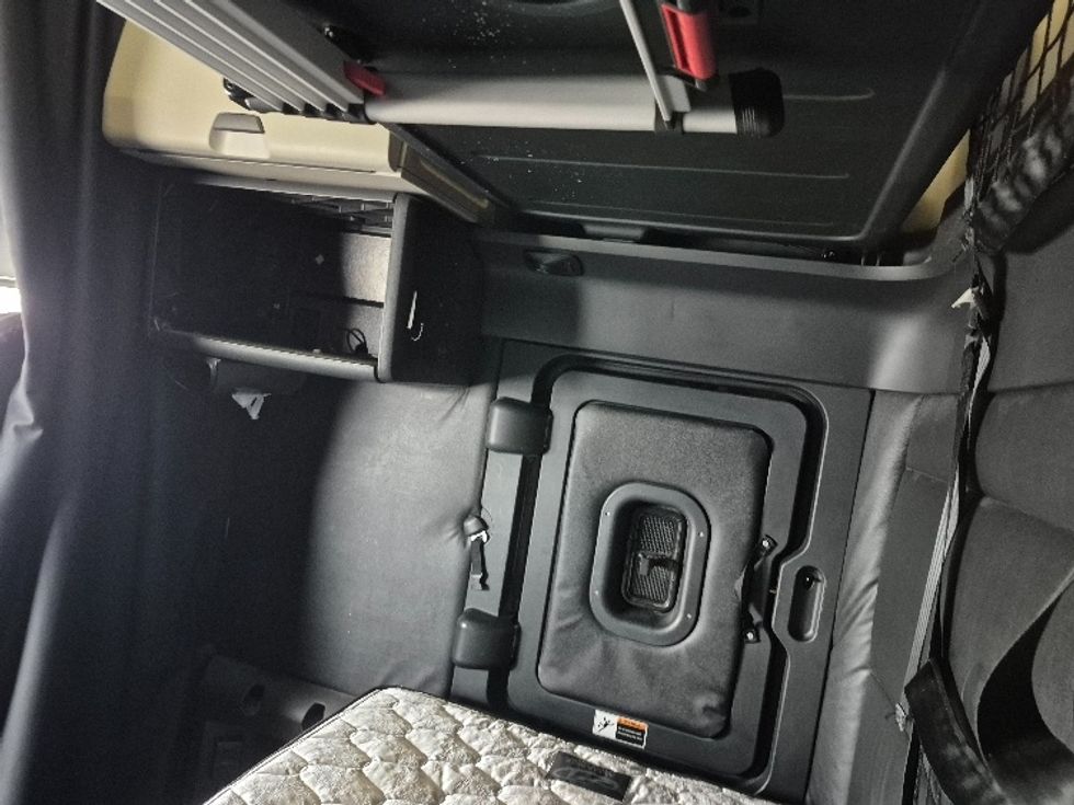 Sleeper Tractor-Heavy Duty Tractors-Freightliner-2023-T12664ST-East Chicago-IN-732,937\n\t\tmiles-$ 48,500 - Image 19