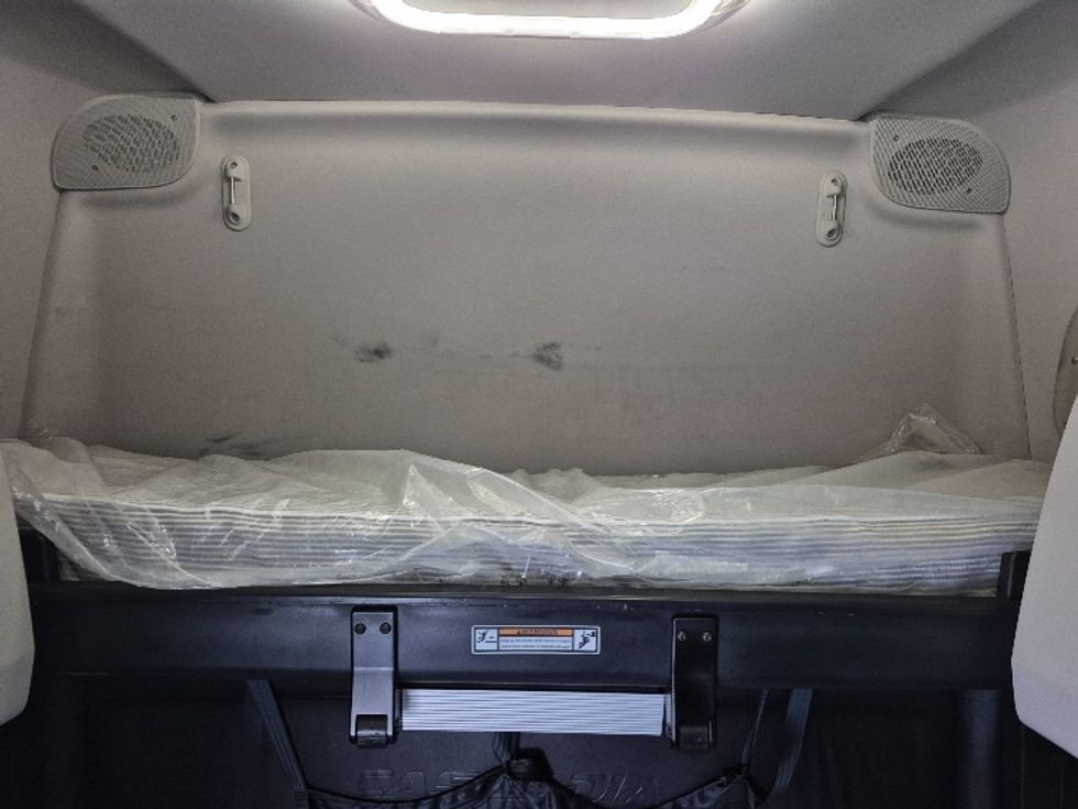 Sleeper Tractor-Heavy Duty Tractors-Freightliner-2023-T12664ST-East Chicago-IN-732,937\n\t\tmiles-$ 48,500 - Image 22