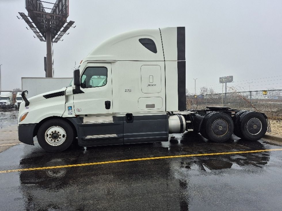 Sleeper Tractor-Heavy Duty Tractors-Freightliner-2023-T12664ST-East Chicago-IN-732,937\n\t\tmiles-$ 48,500 - Image 4