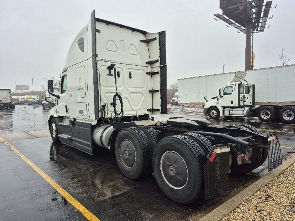 Sleeper Tractor-Heavy Duty Tractors-Freightliner-2023-T12664ST-East Chicago-IN-732,937\n\t\tmiles-$ 48,500 - Image 5