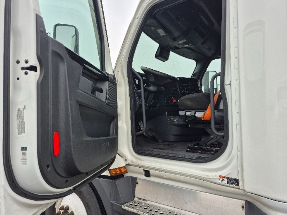 Sleeper Tractor-Heavy Duty Tractors-Freightliner-2023-T12664ST-East Chicago-IN-732,937\n\t\tmiles-$ 48,500 - Image 9