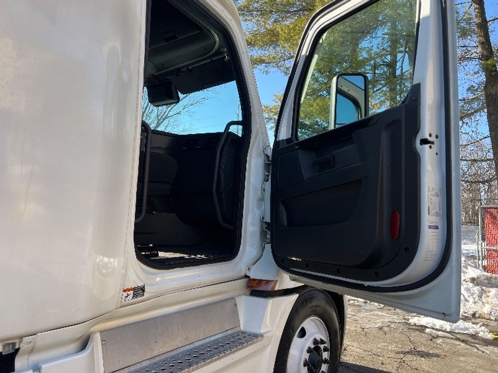 Sleeper Tractor-Heavy Duty Tractors-Freightliner-2023-T12664ST-Edison-NJ-604,073\n\t\tmiles-$ 61,000 - Image 12