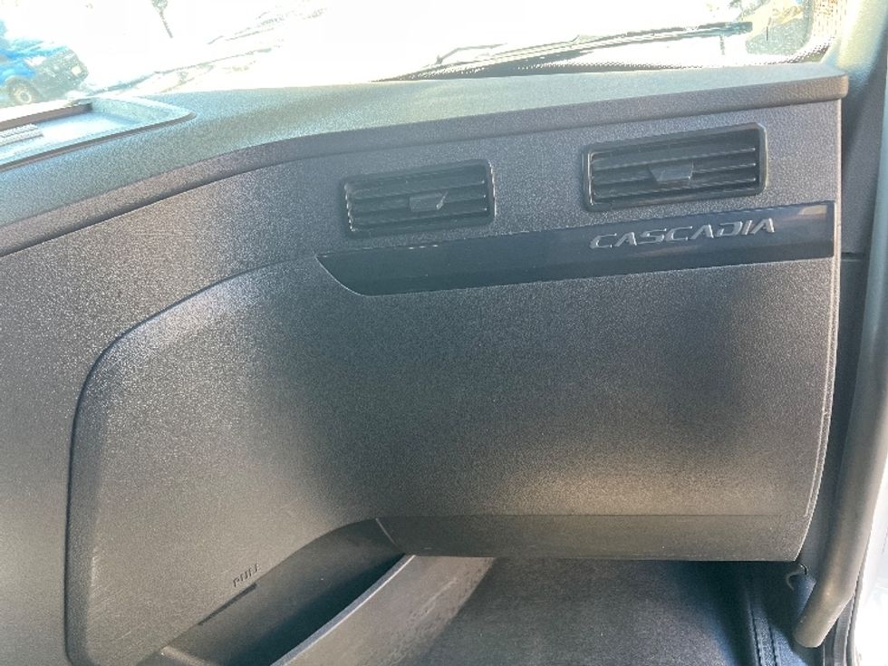 Sleeper Tractor-Heavy Duty Tractors-Freightliner-2023-T12664ST-Edison-NJ-604,073\n\t\tmiles-$ 61,000 - Image 13