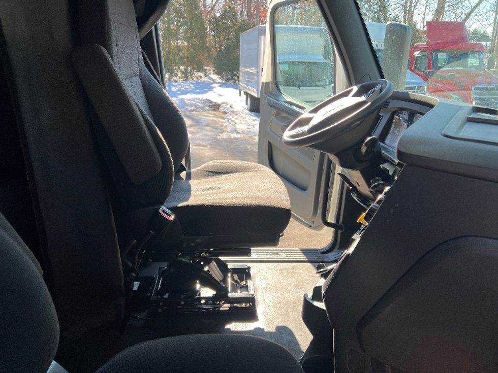 Sleeper Tractor-Heavy Duty Tractors-Freightliner-2023-T12664ST-Edison-NJ-604,073\n\t\tmiles-$ 61,000 - Image 14