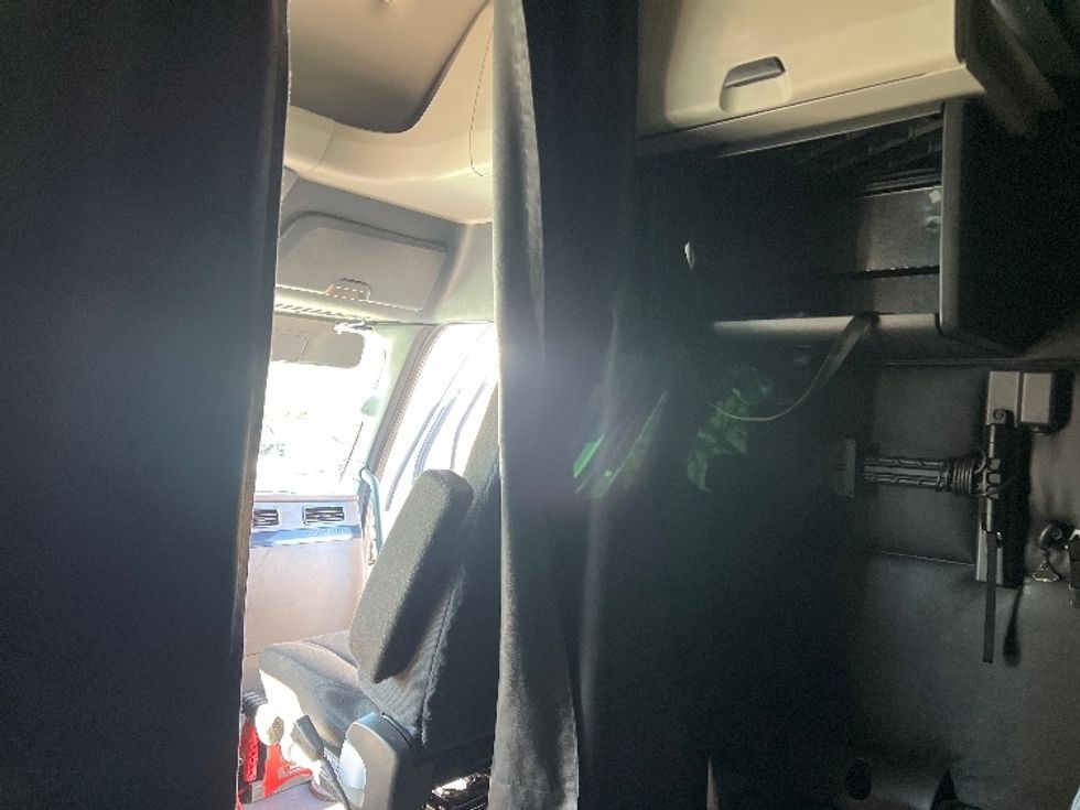 Sleeper Tractor-Heavy Duty Tractors-Freightliner-2023-T12664ST-Edison-NJ-604,073\n\t\tmiles-$ 61,000 - Image 18