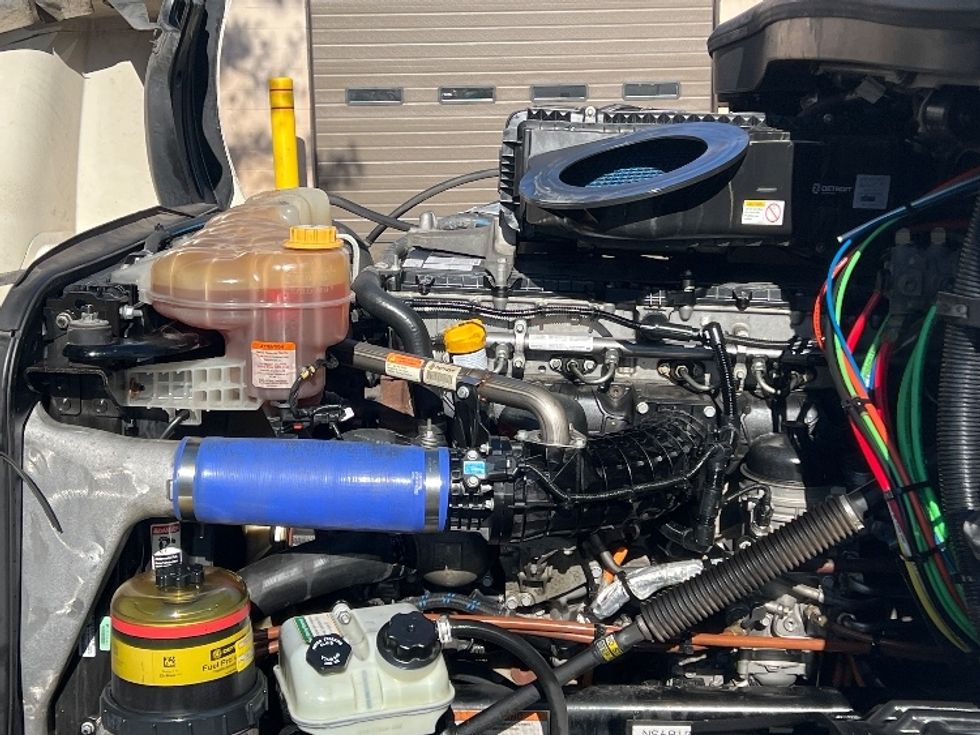 Sleeper Tractor-Heavy Duty Tractors-Freightliner-2023-T12664ST-Edison-NJ-604,073\n\t\tmiles-$ 61,000 - Image 20