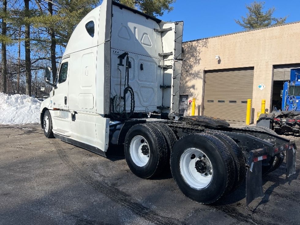 Sleeper Tractor-Heavy Duty Tractors-Freightliner-2023-T12664ST-Edison-NJ-604,073\n\t\tmiles-$ 61,000 - Image 5