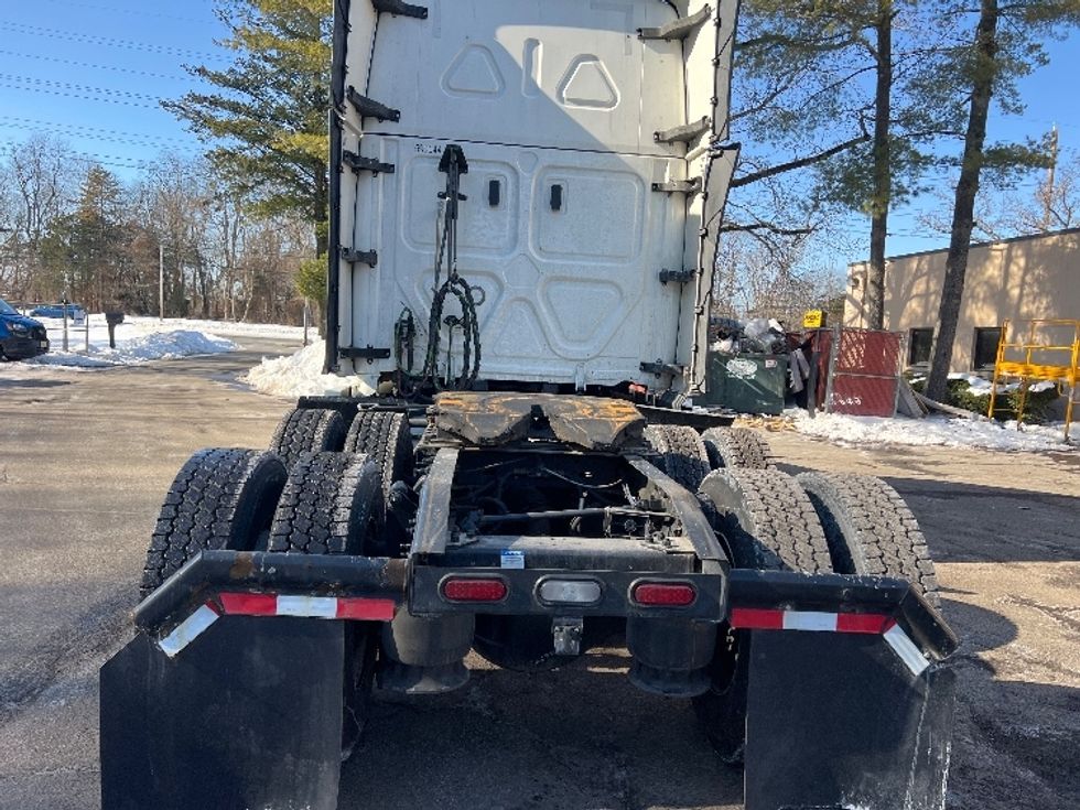 Sleeper Tractor-Heavy Duty Tractors-Freightliner-2023-T12664ST-Edison-NJ-604,073\n\t\tmiles-$ 61,000 - Image 6