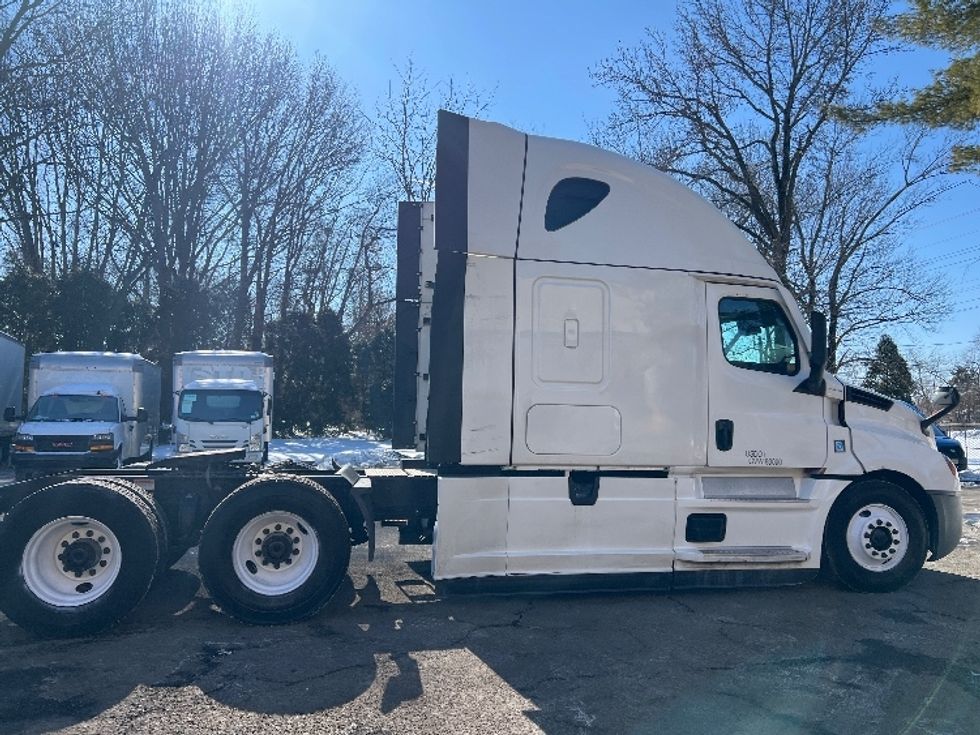 Sleeper Tractor-Heavy Duty Tractors-Freightliner-2023-T12664ST-Edison-NJ-604,073\n\t\tmiles-$ 61,000 - Image 7