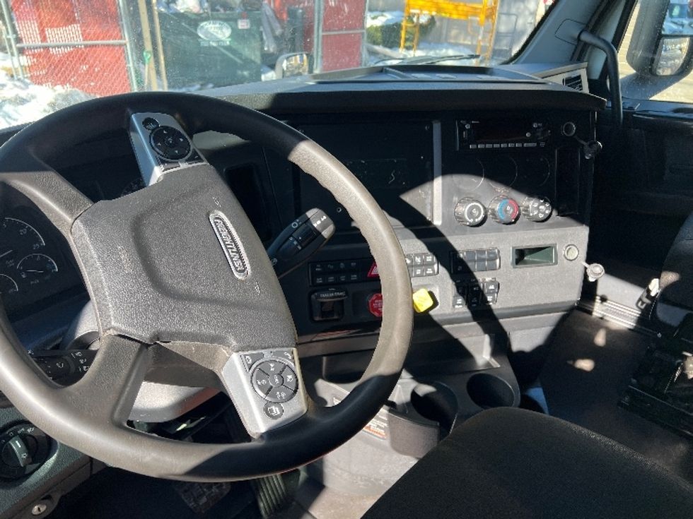 Sleeper Tractor-Heavy Duty Tractors-Freightliner-2023-T12664ST-Edison-NJ-604,073\n\t\tmiles-$ 61,000 - Image 9