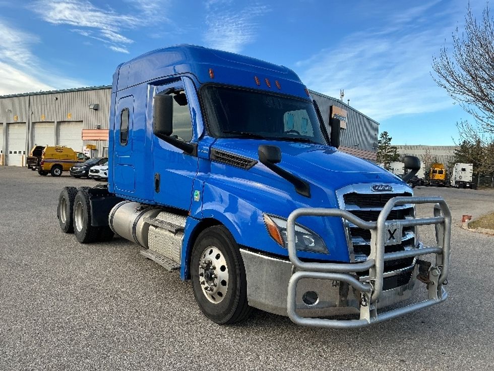 Sleeper Tractor-Heavy Duty Tractors-Freightliner-2023-T12664ST-Edmonton-AB-834,386\n\t\tkm-$ 94,000 - Image 1