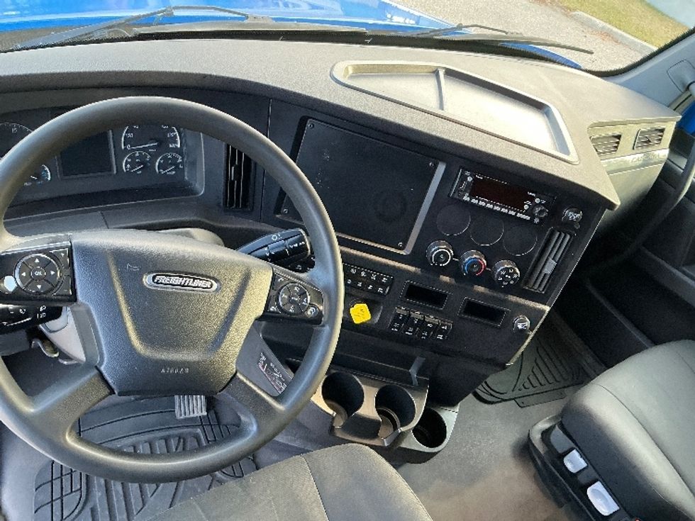 Sleeper Tractor-Heavy Duty Tractors-Freightliner-2023-T12664ST-Edmonton-AB-834,386\n\t\tkm-$ 94,000 - Image 11